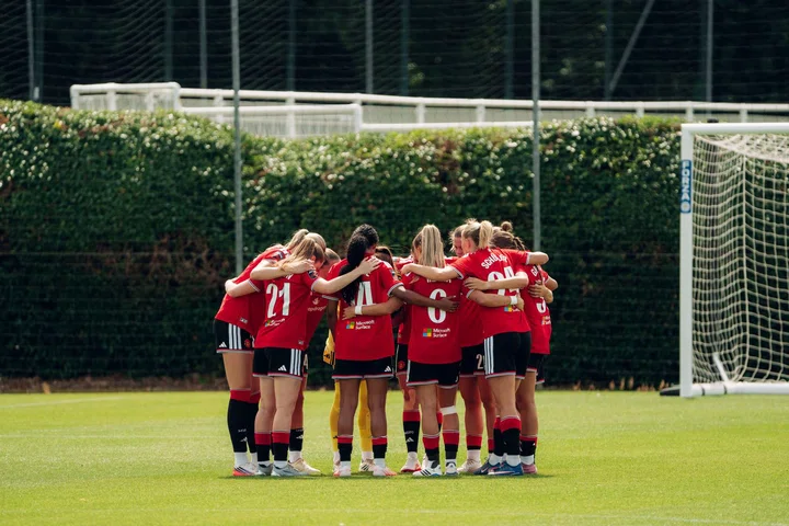 Man Utd Women squad huddle ahead of friendly v Leicester 8 August 2026