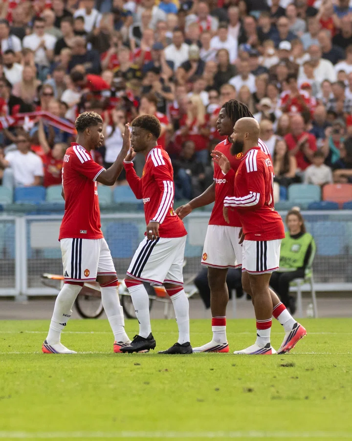 Santos, Amad, Dorgu and Mbeumo celebrate the latter's goal v PSG | 8 August 2026
