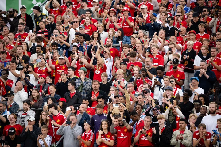 Image of United fans on red wall in Gothenburg