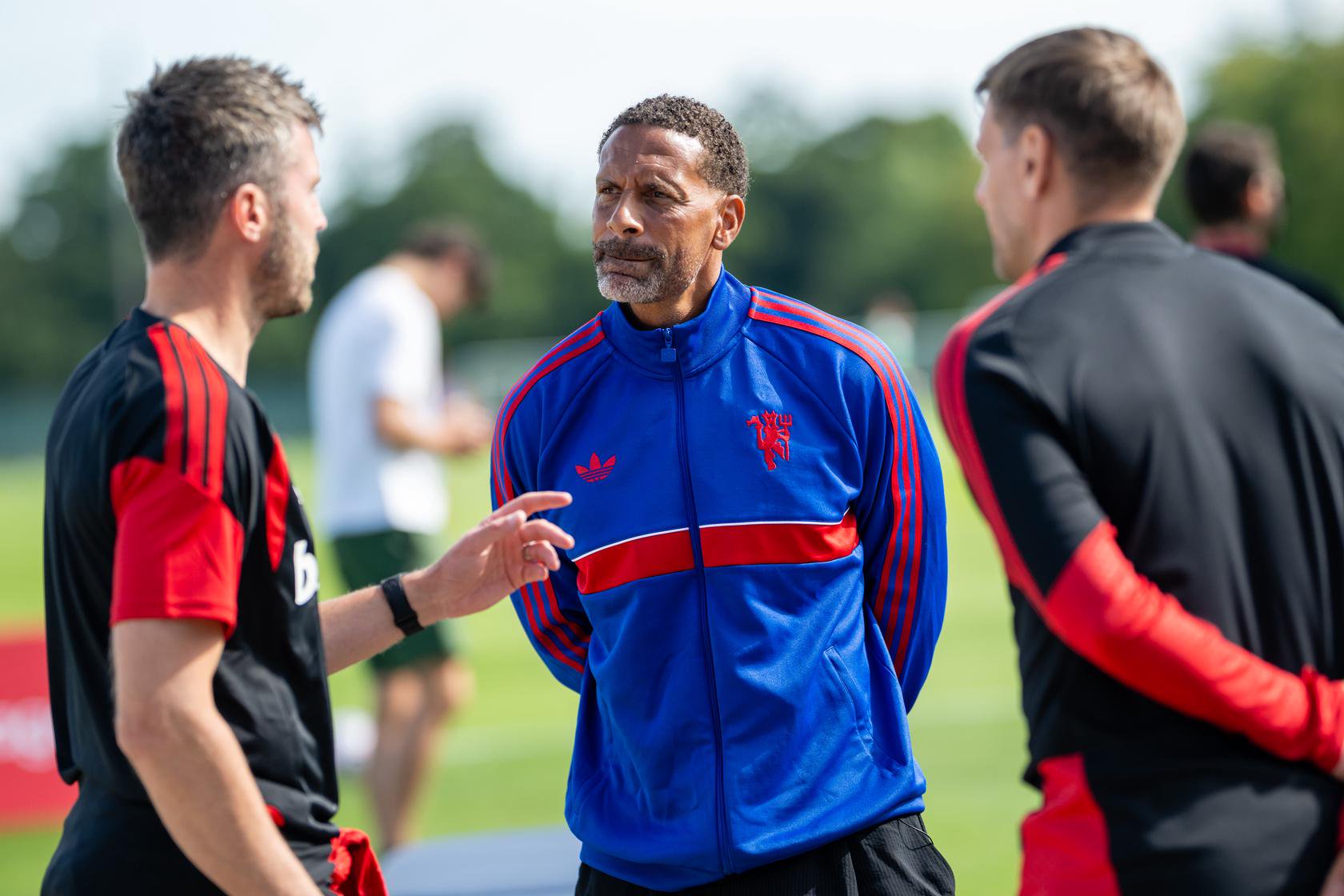 Rio Ferdinand talking to Michael Carrick at United training in Ireland | 11 August 2026