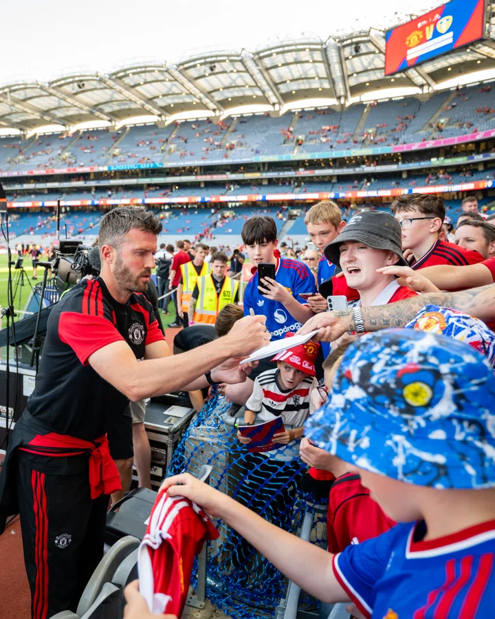 Michael Carrick signing for fans