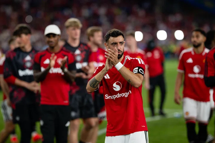 Image – Bruno Fernandes applauds the fans