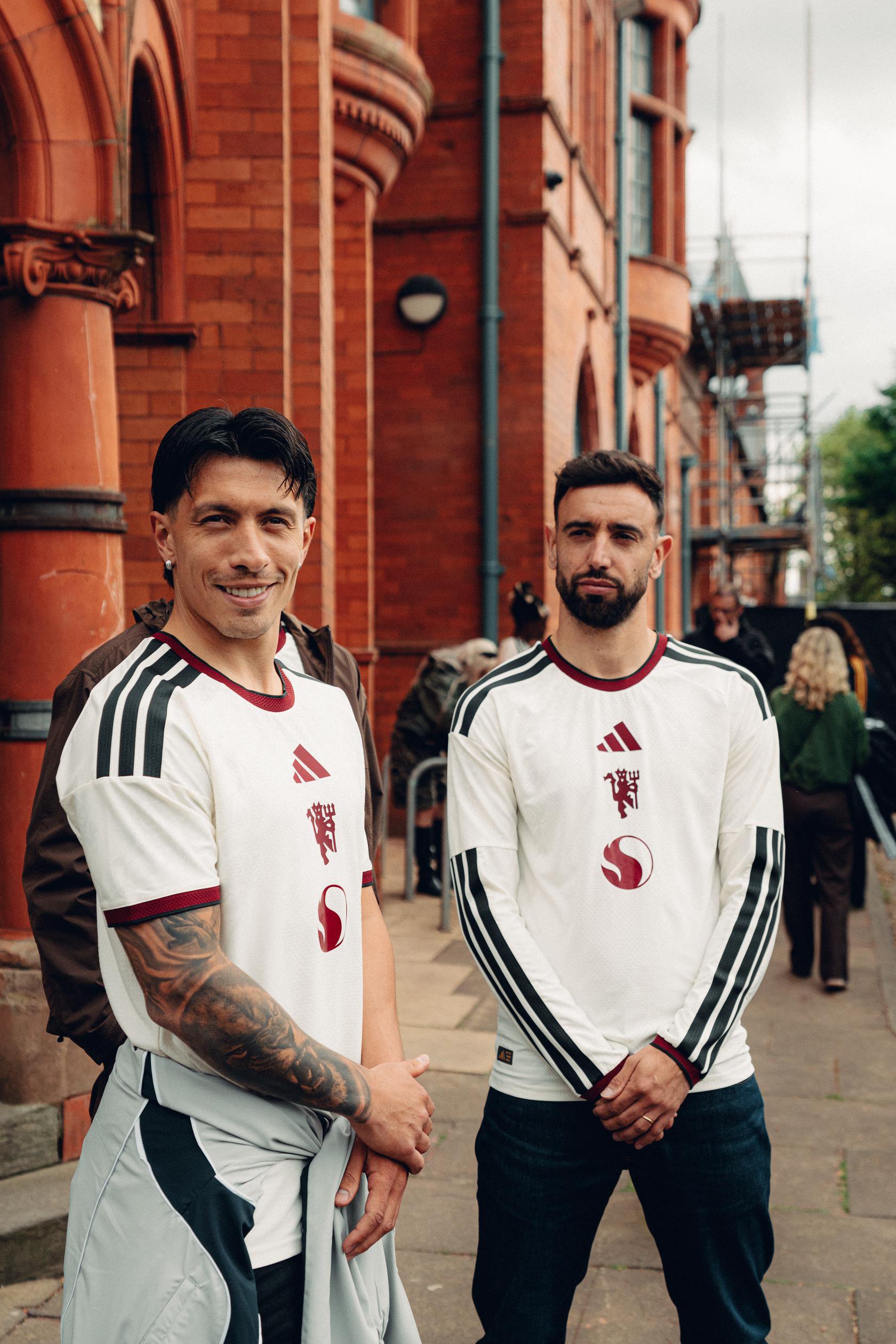 Lisandro Martinez and Bruno Fernandes in third kit