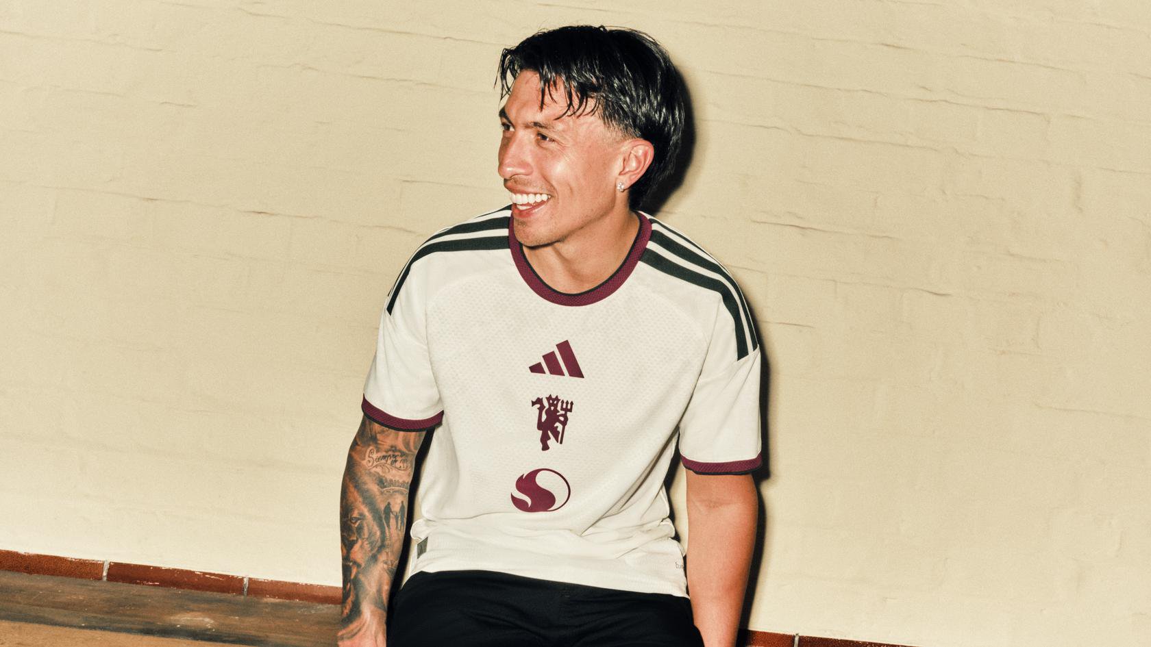 Lisandro Martinez in third kit 2026/27 sat down