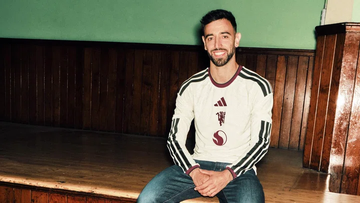 Bruno Fernandes in new Manchester United third kit