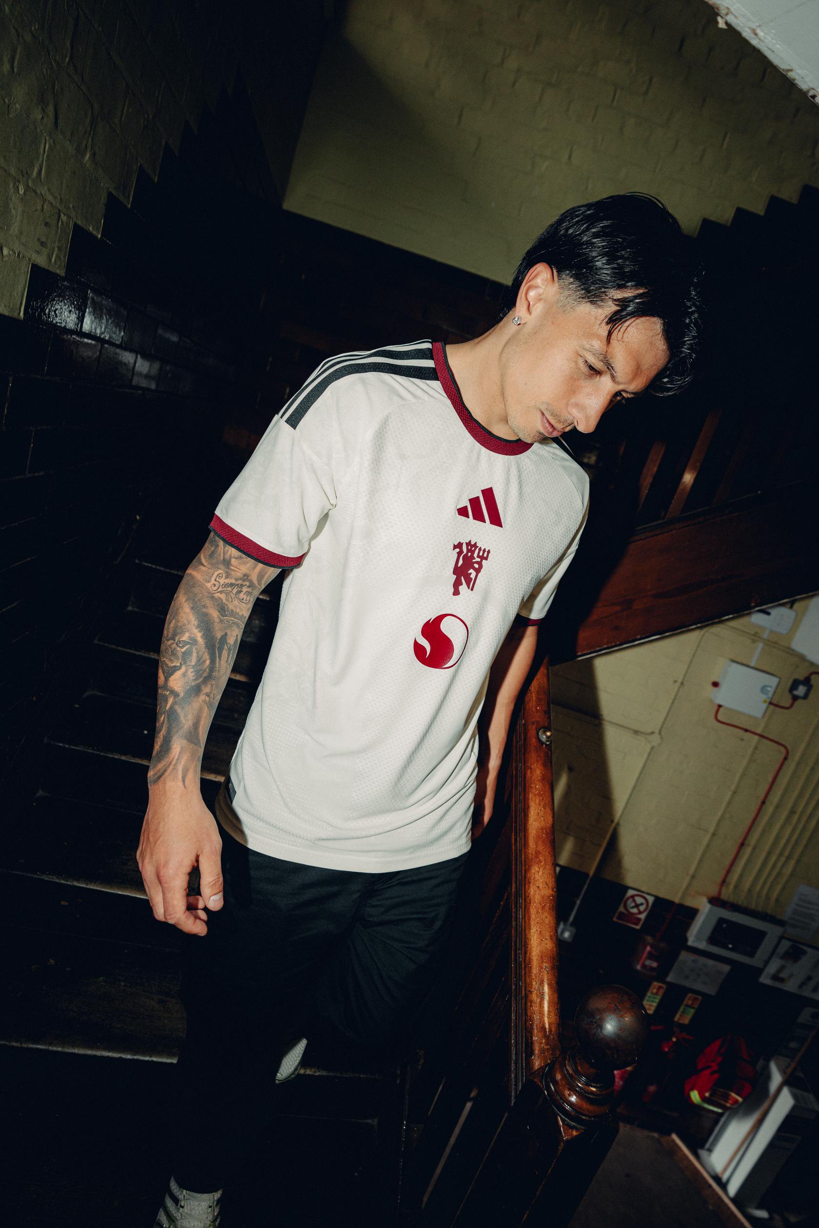 Lisandro Martinez BTS walking down stairs in third kit