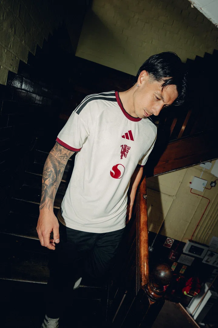 Lisandro Martinez BTS walking down stairs in third kit