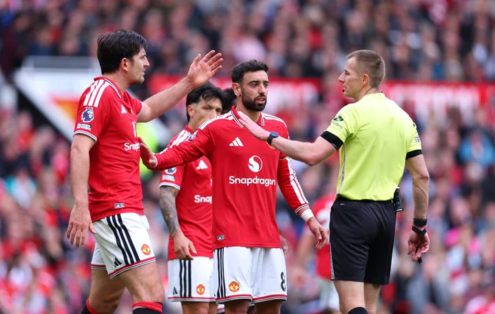 Bruno Fernandes and Harry Maguire speak to the referee
