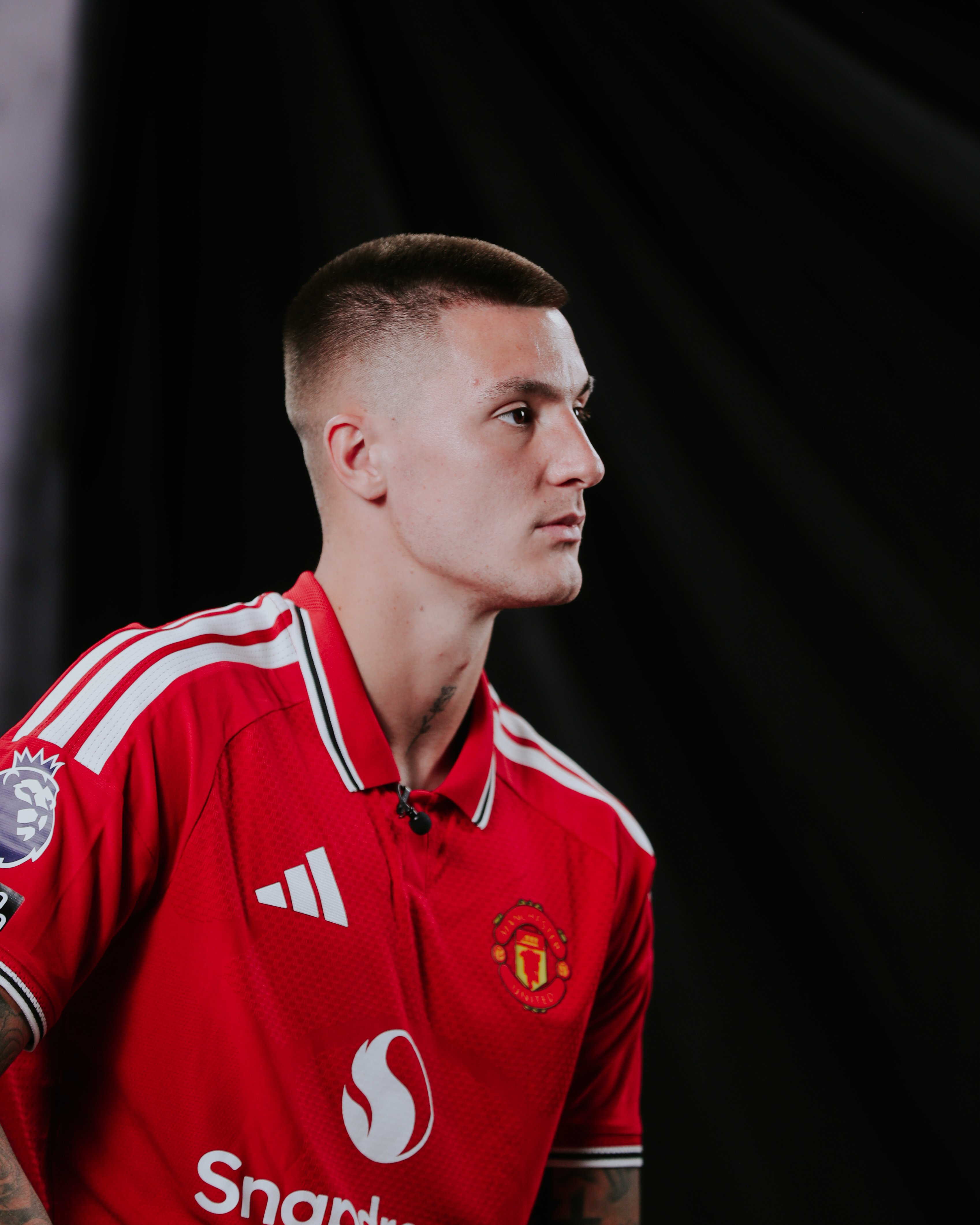 Benjamin Sesko in the United home shirt