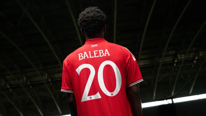 Image to reveal Carlos Baleba United shirt number