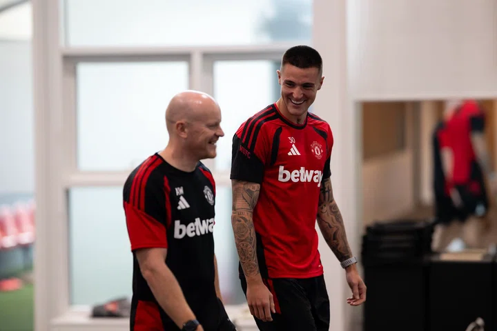 Benjamin Sesko smiling walking into the gym | 25 August 2026