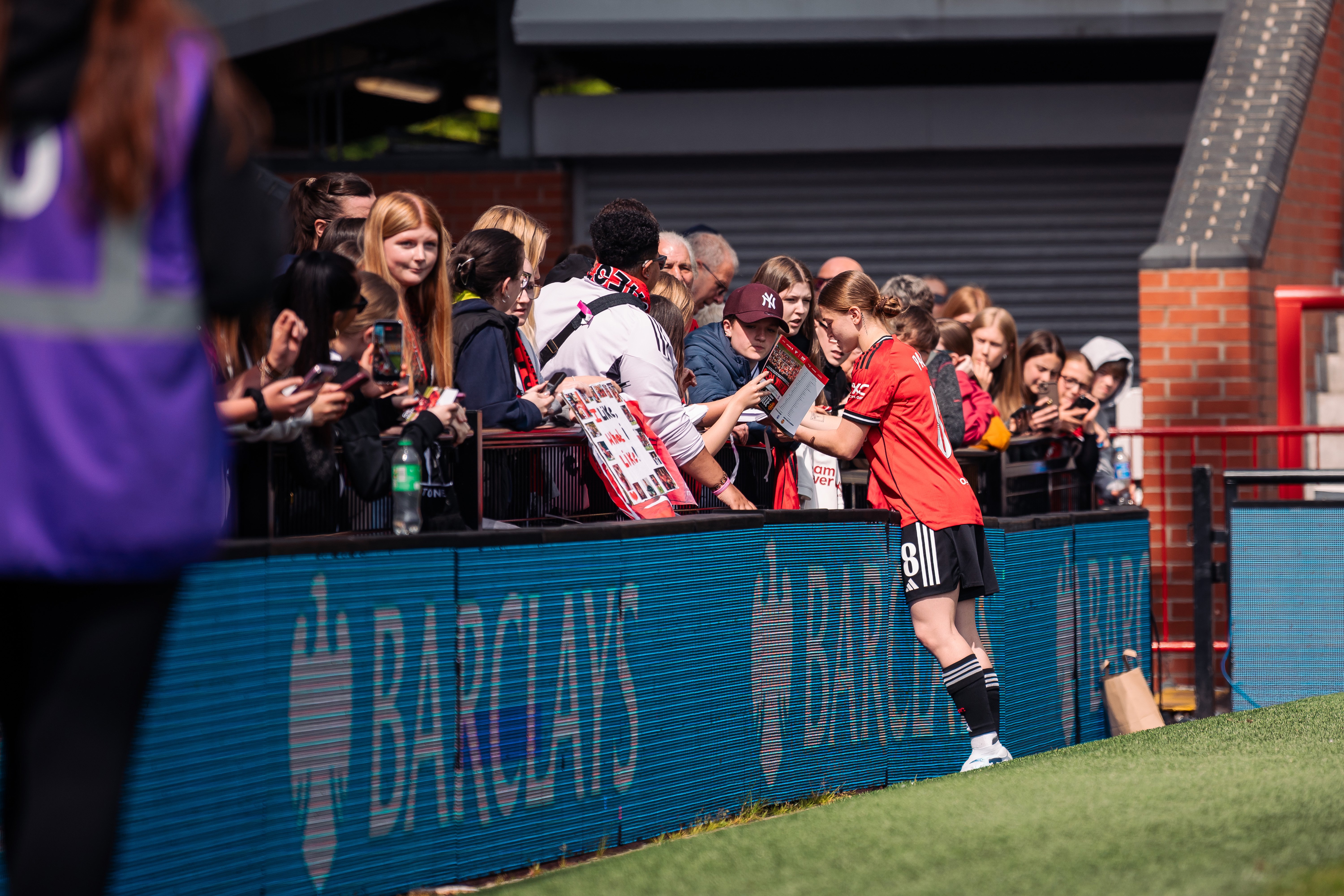 Jess Park signs autographs