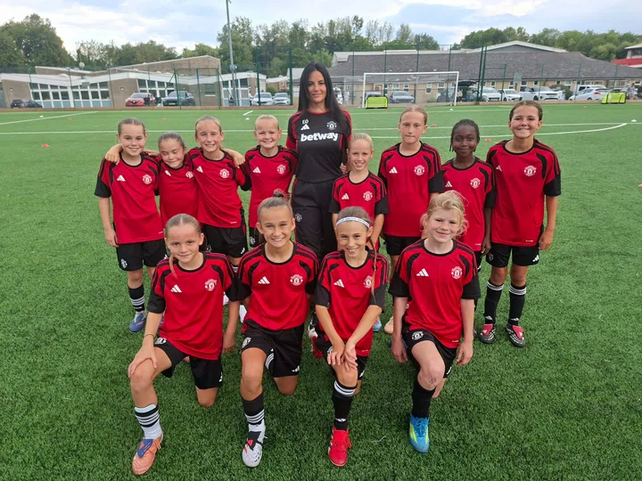 Eva Olid picture with young United team | August 2026