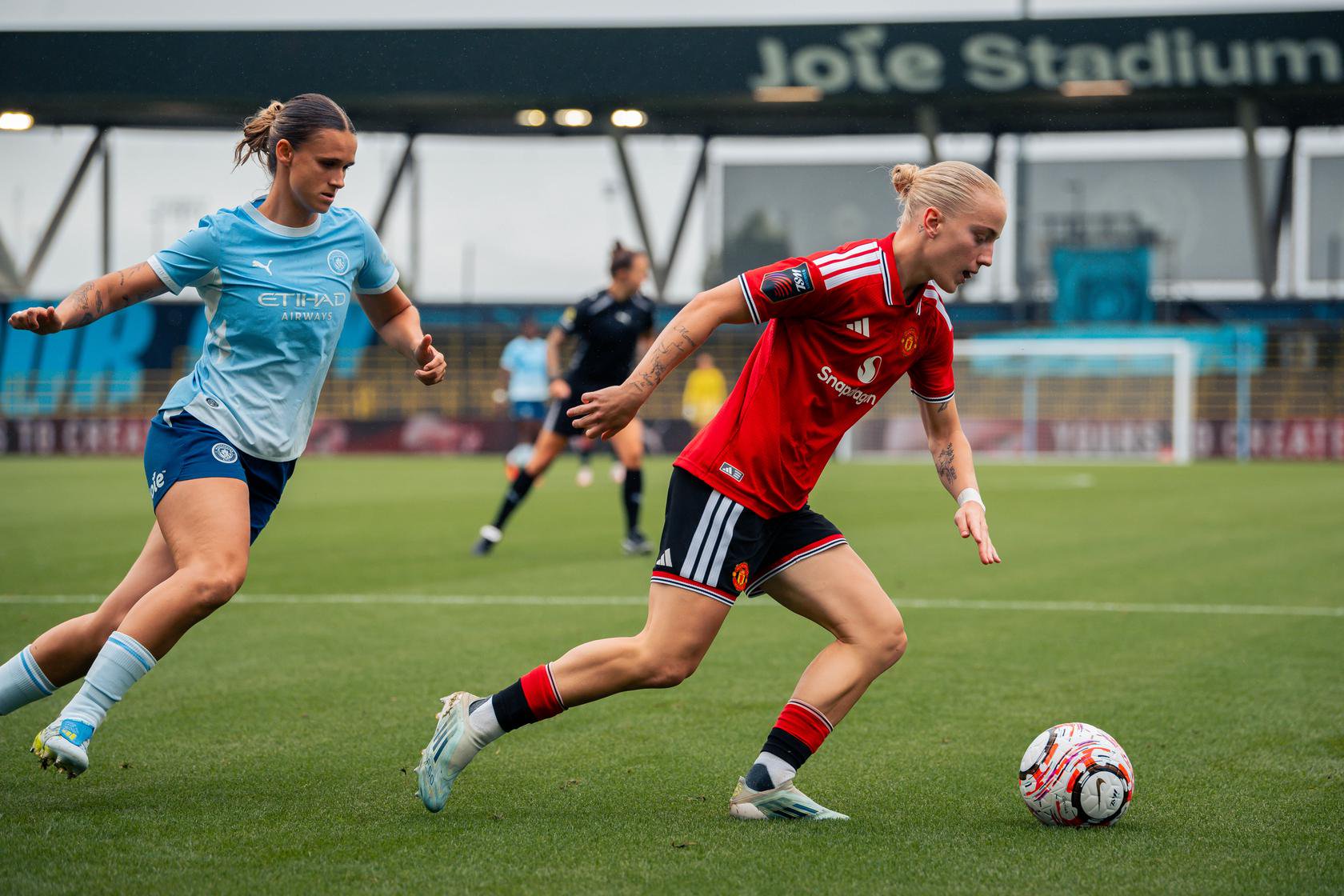 Anna Sandberg running away from City defender in pre-season