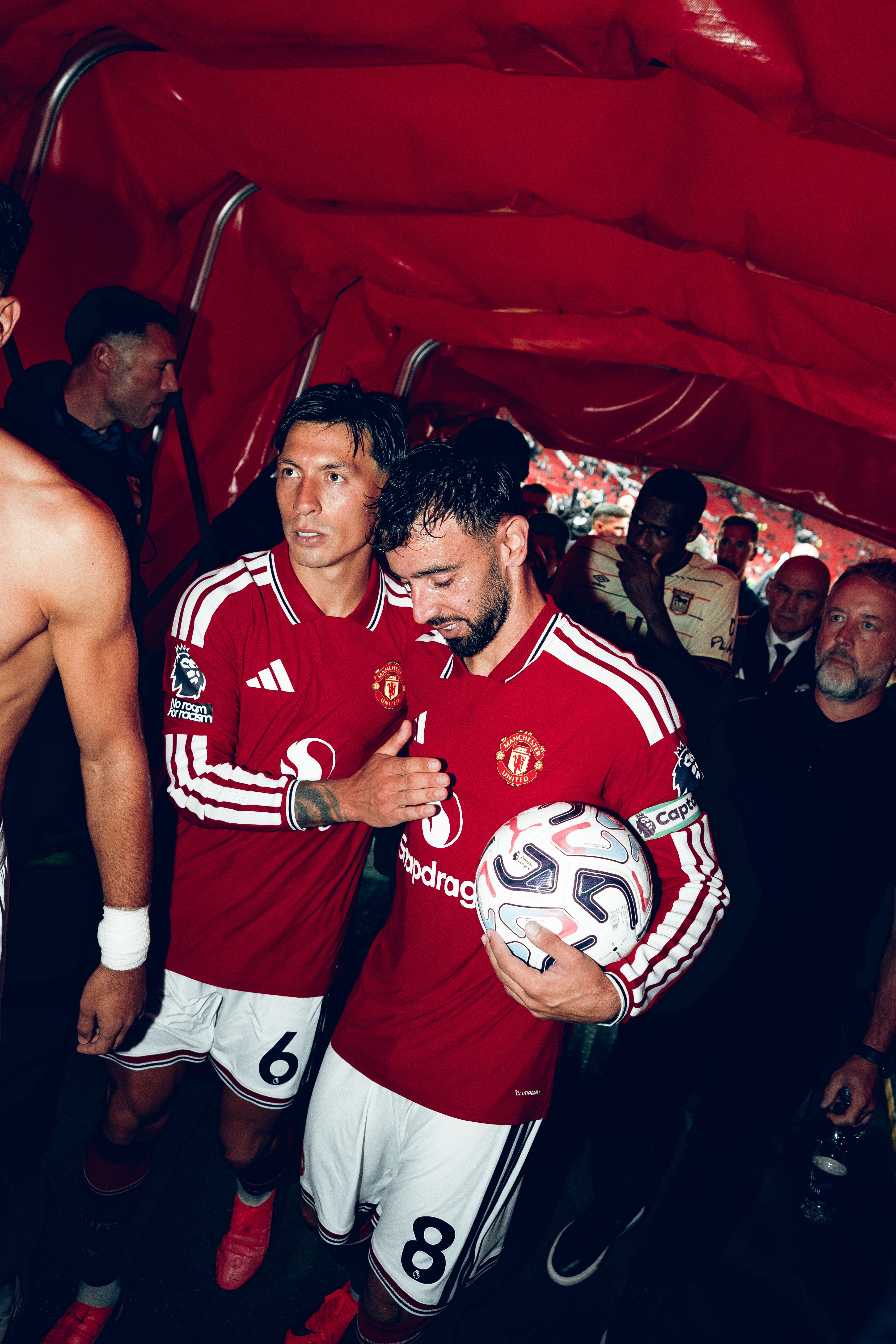Lisandro Martinez and Bruno Fernandes in the tunnel