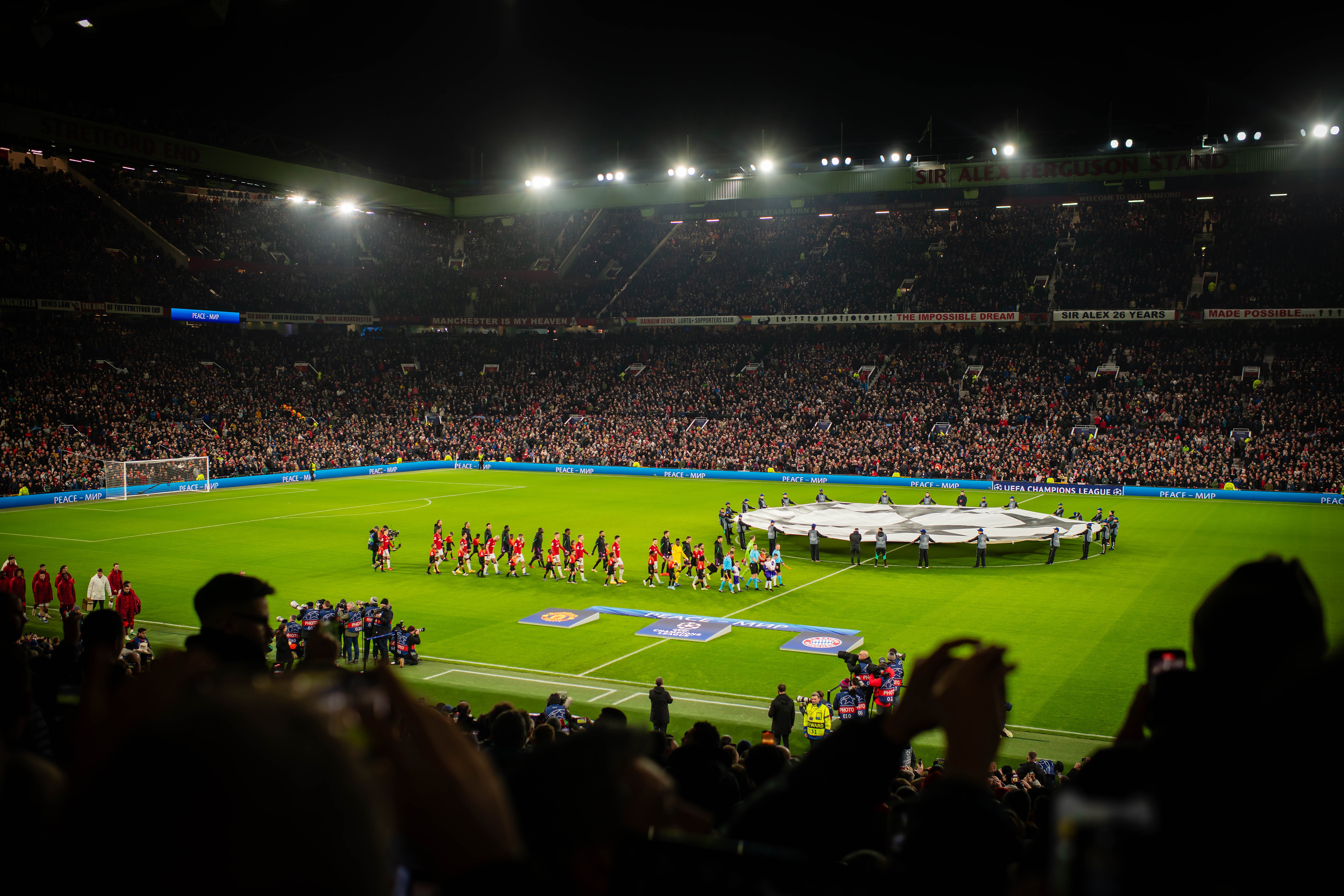 Man Utd and Bayern Munich line up before Champions League game in 2023