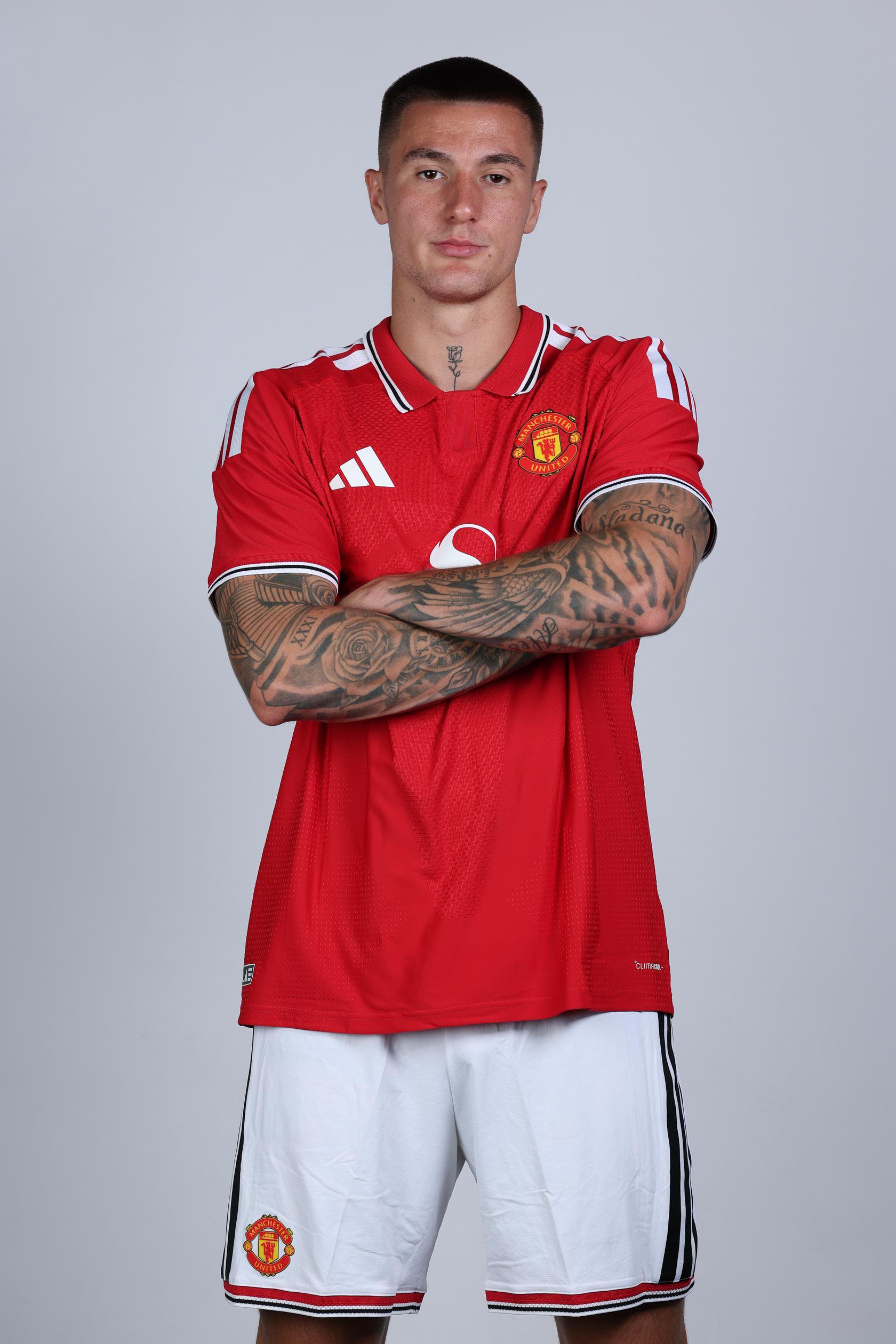 Benjamin Sesko posing with arms folded