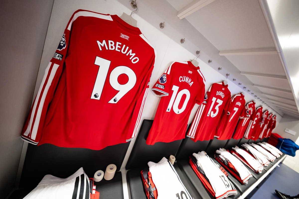 Carrick names team for Everton encounter