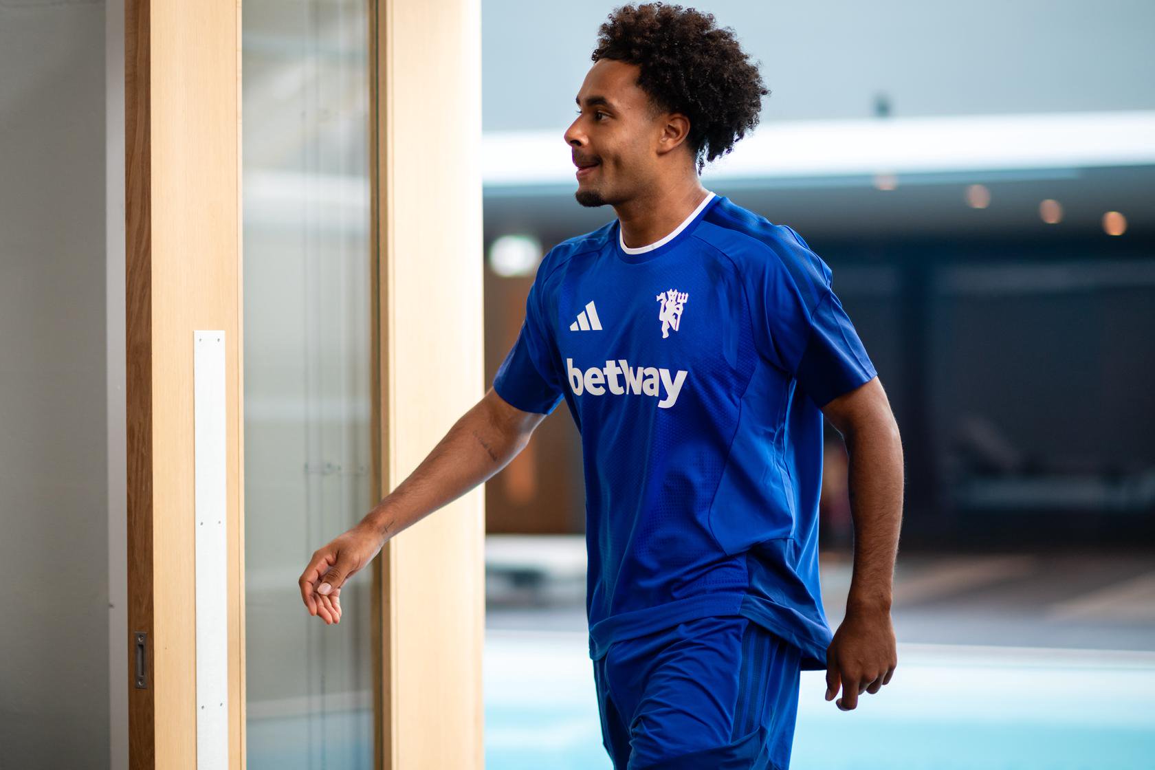 Joshua Zirkzee in blue top
