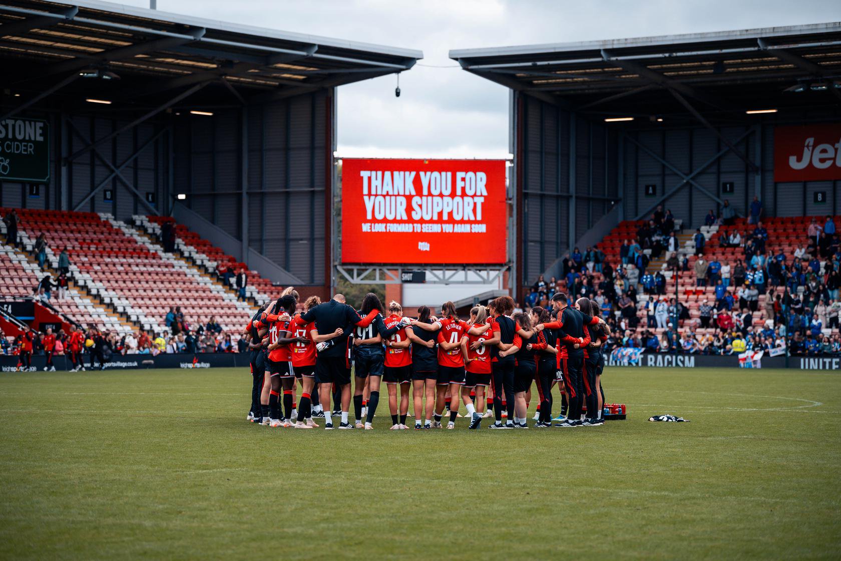 Utd Women huddle v Chelsea