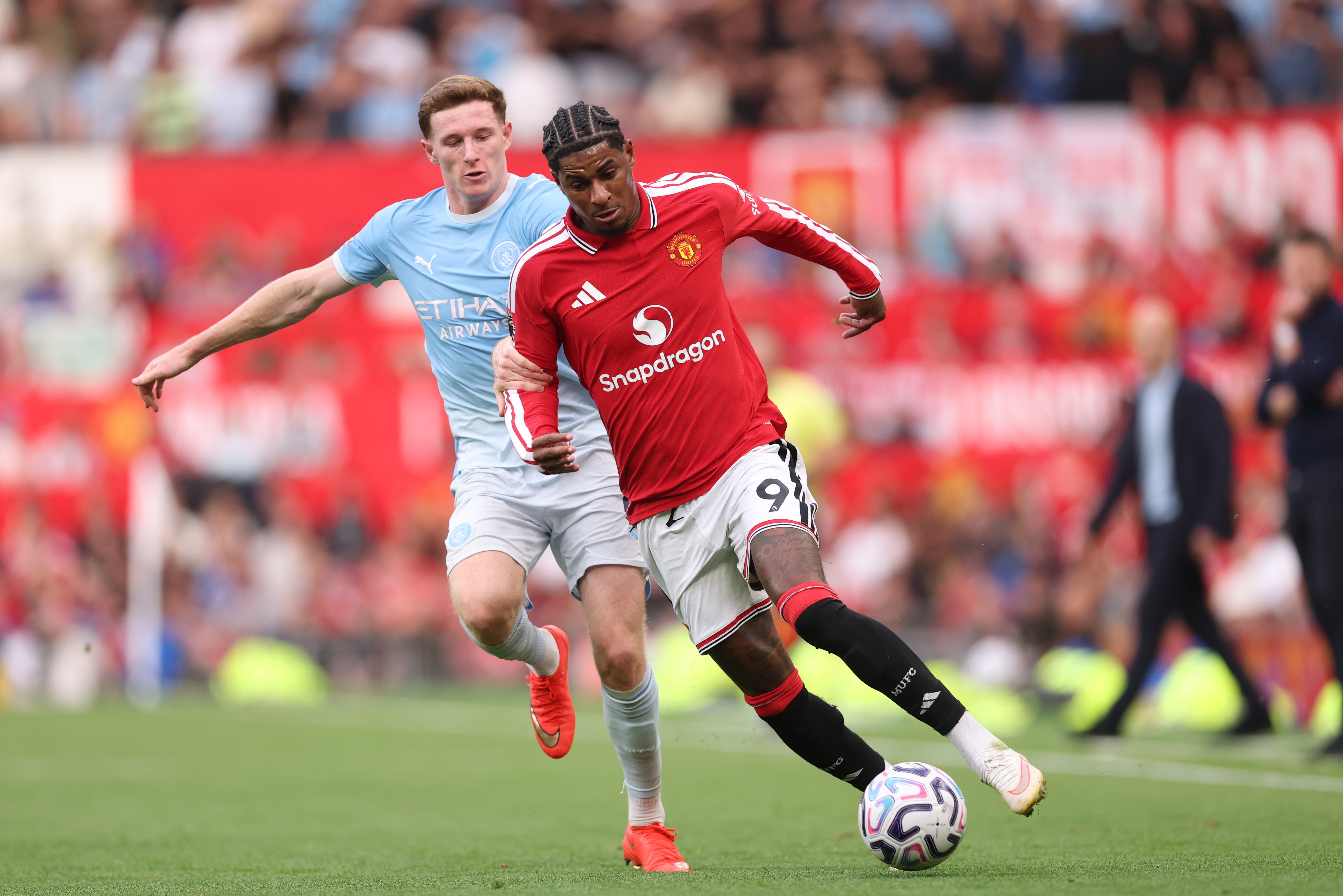 Marcus Rashford runs with the ball v City