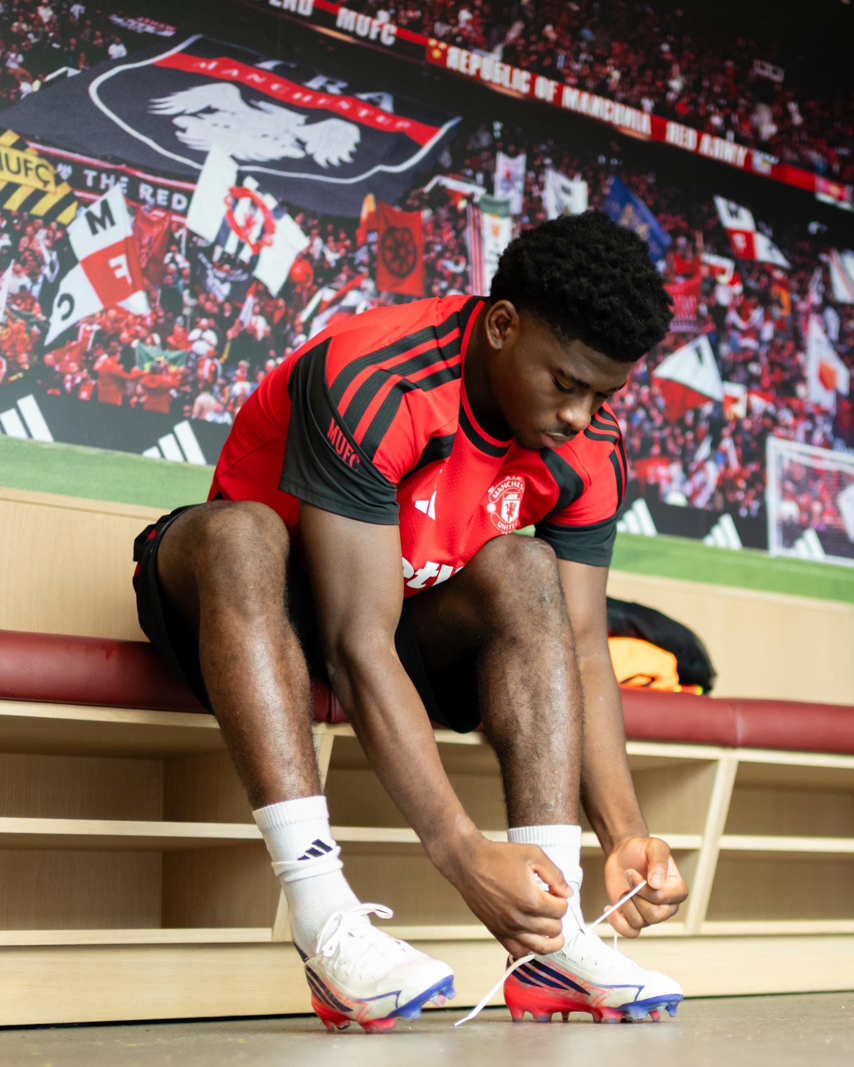 Carlos Baleba puts on his boots before training