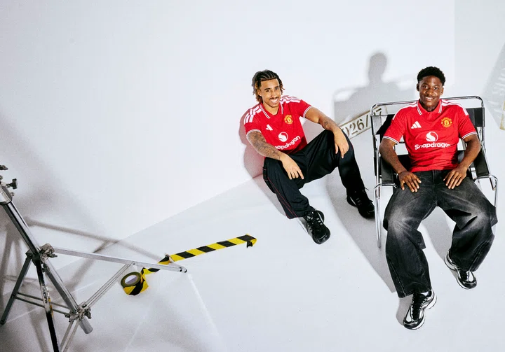 Leny Yoro and Kobbie Mainoo sat at 26/27 home kit shoot