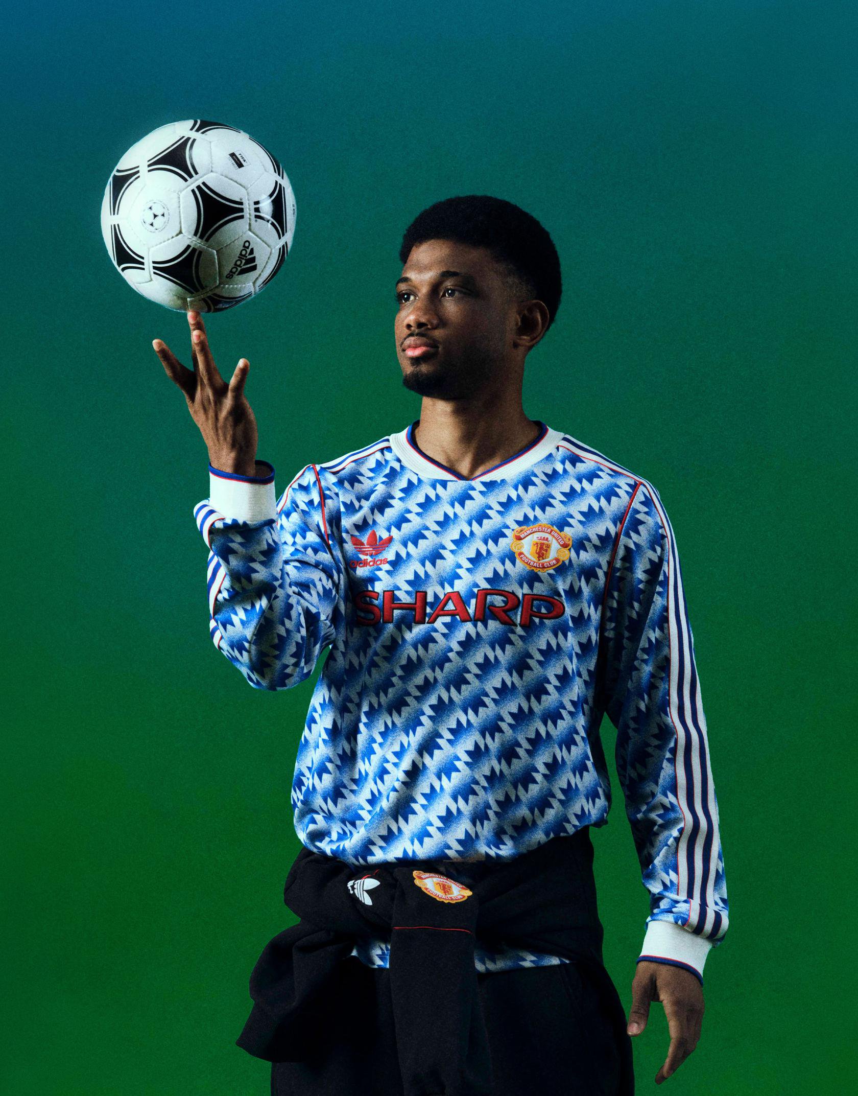 Amad juggling ball in 90/92 Bringback shirt