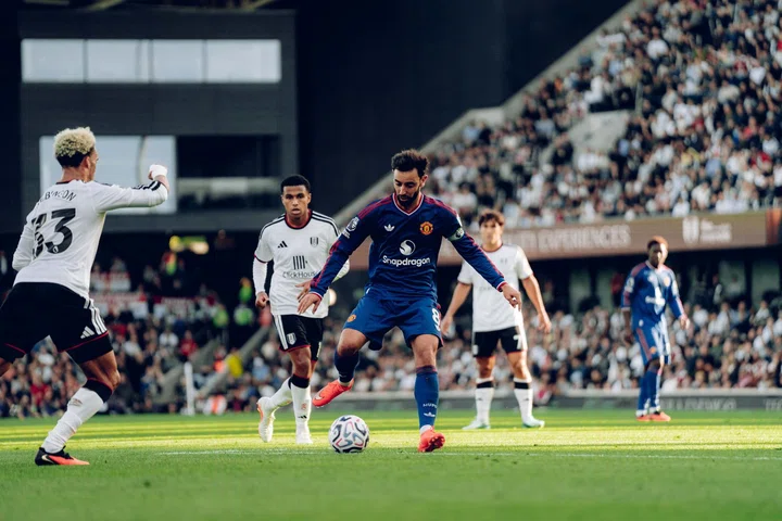 Bruno Fernandes crowded out at Fulham