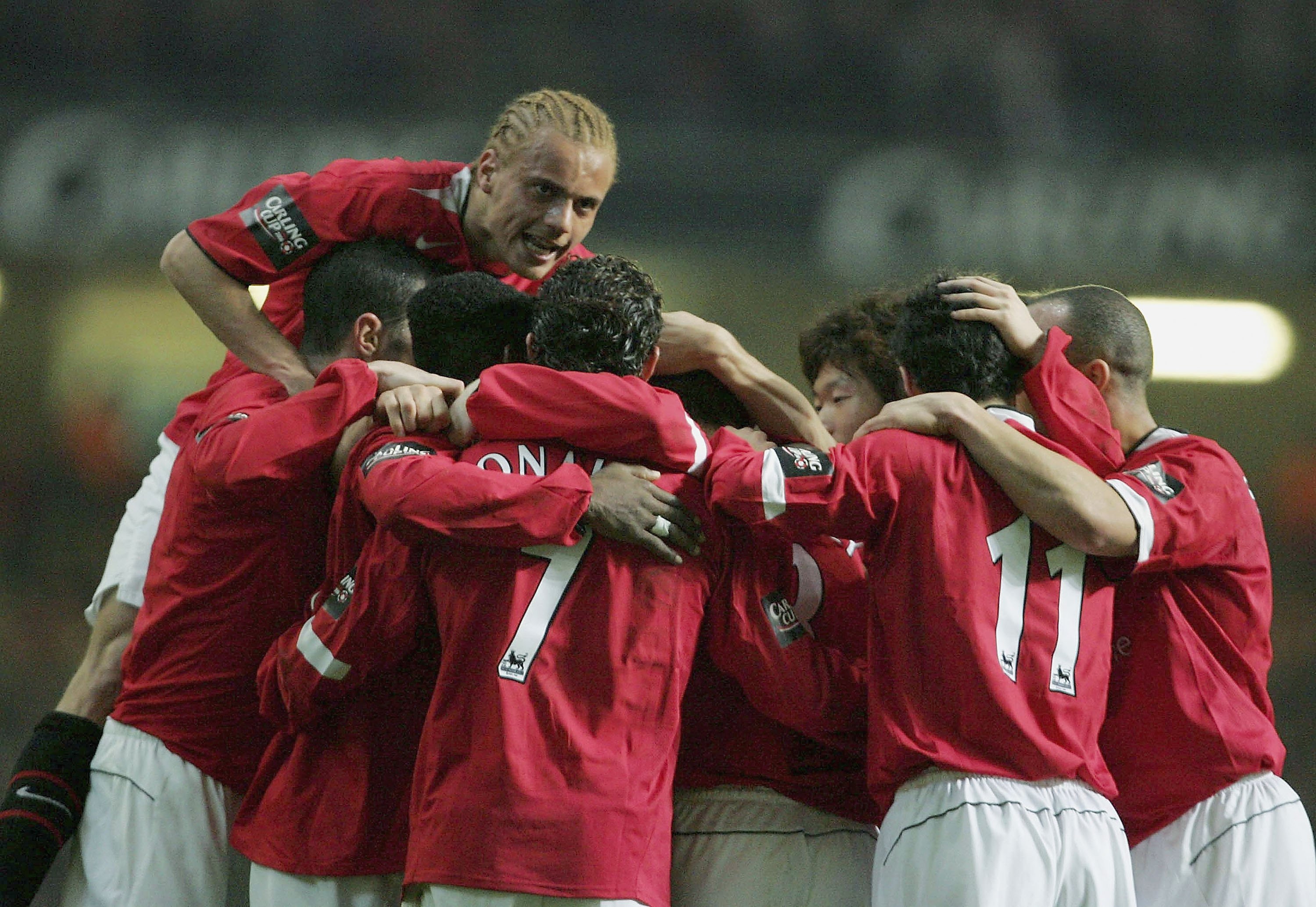 United celebrate goal in League Cup final 2006