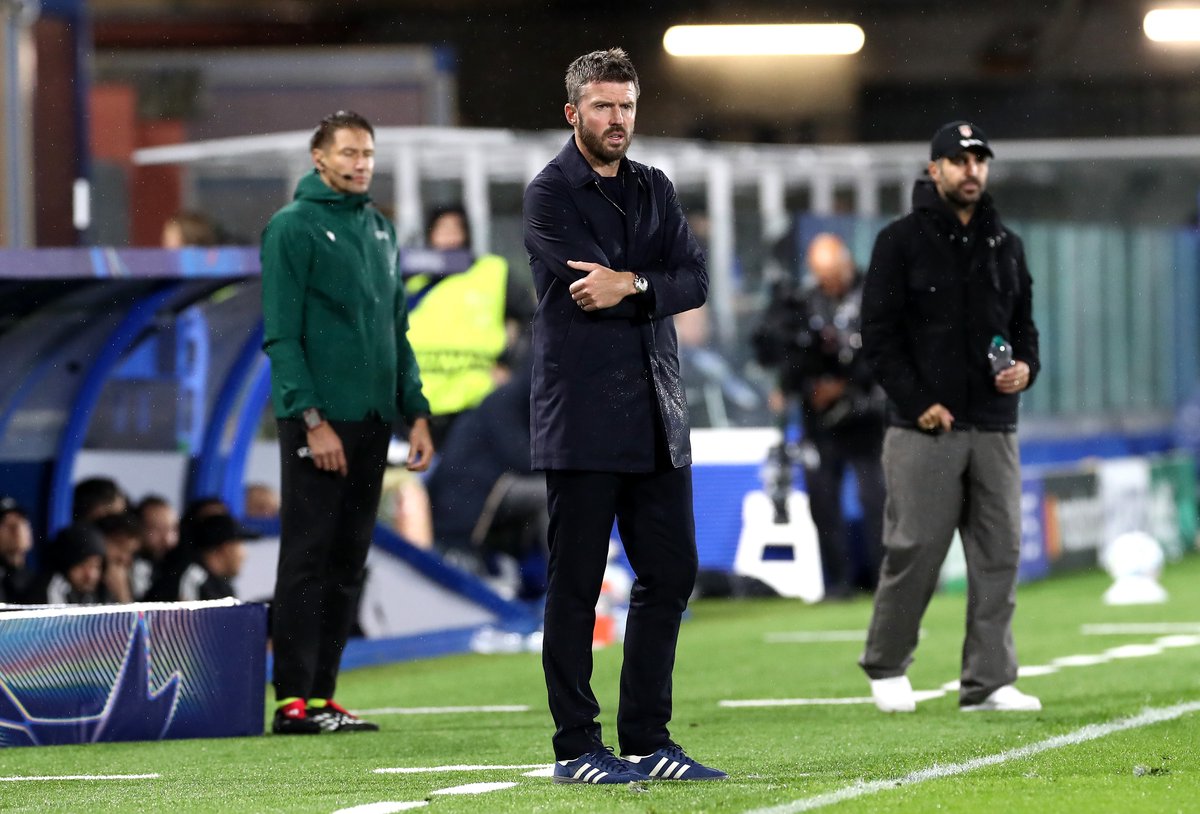 Carrick Man Utd: Michael Carrick akiwa pembeni ya uwanja wakati wa mechi ya Como dhidi ya Manchester United, Ligi ya Mabingwa Ulaya