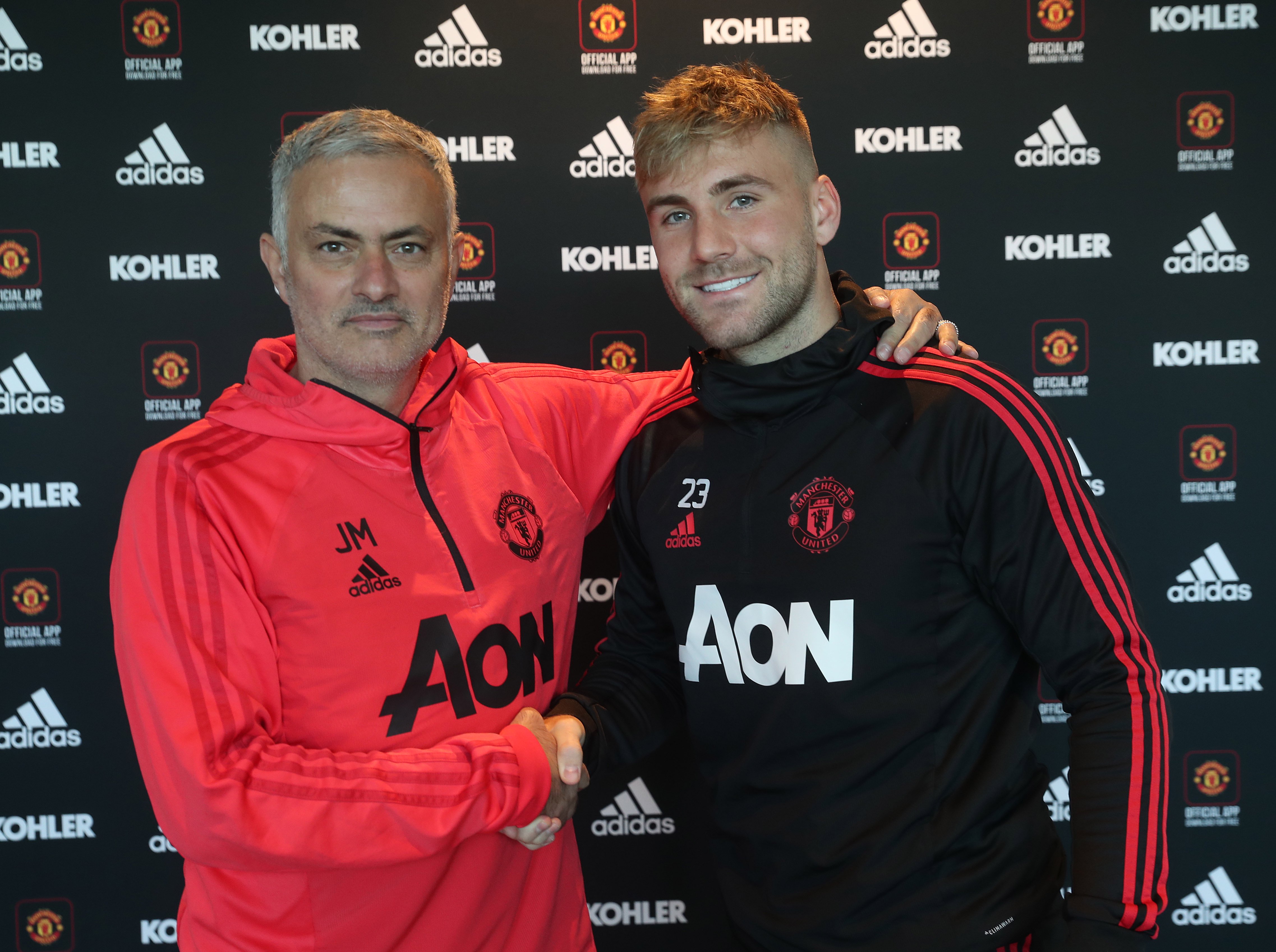 Shaw signs new contract at United