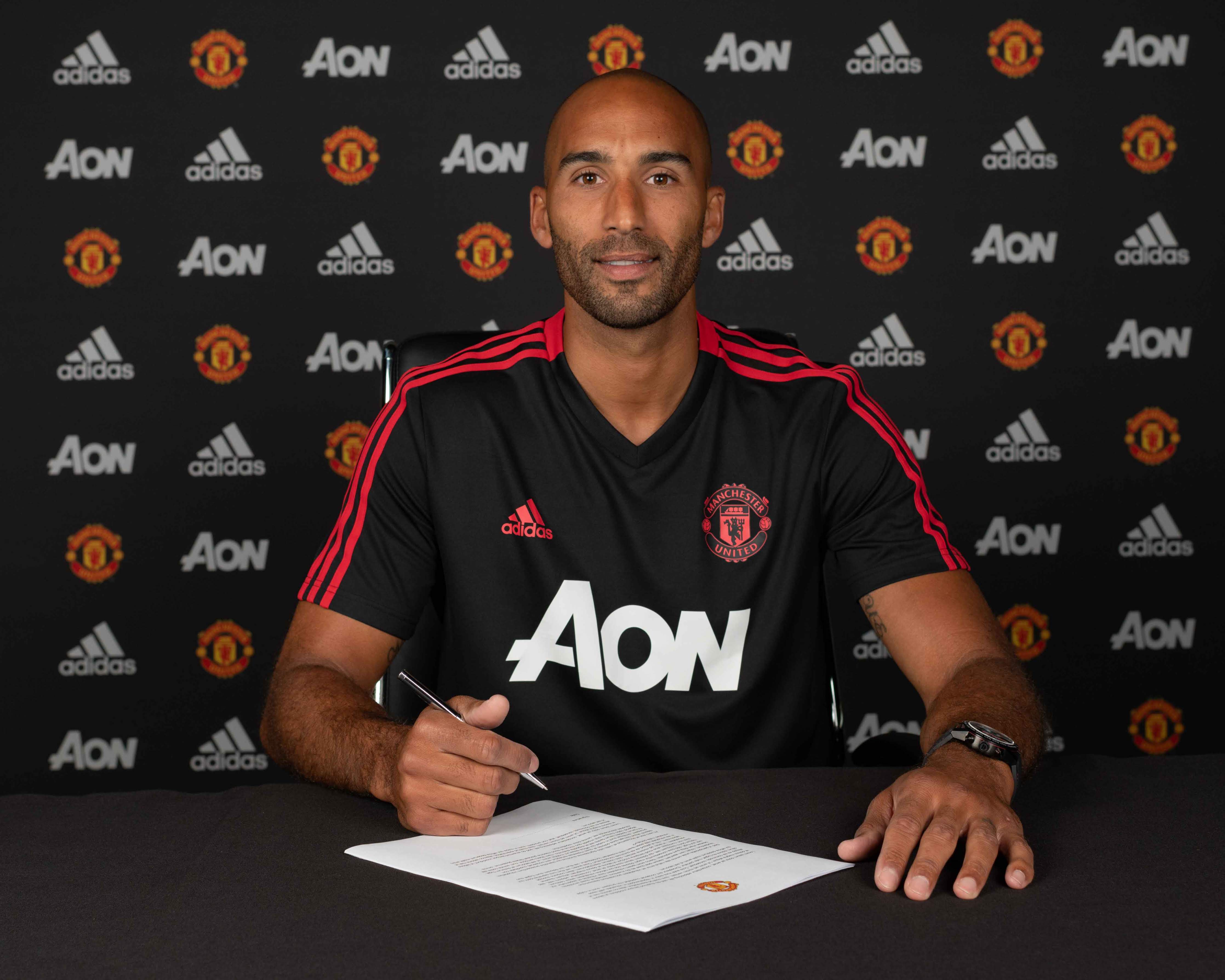 United sign Stoke goalkeeper Lee Grant